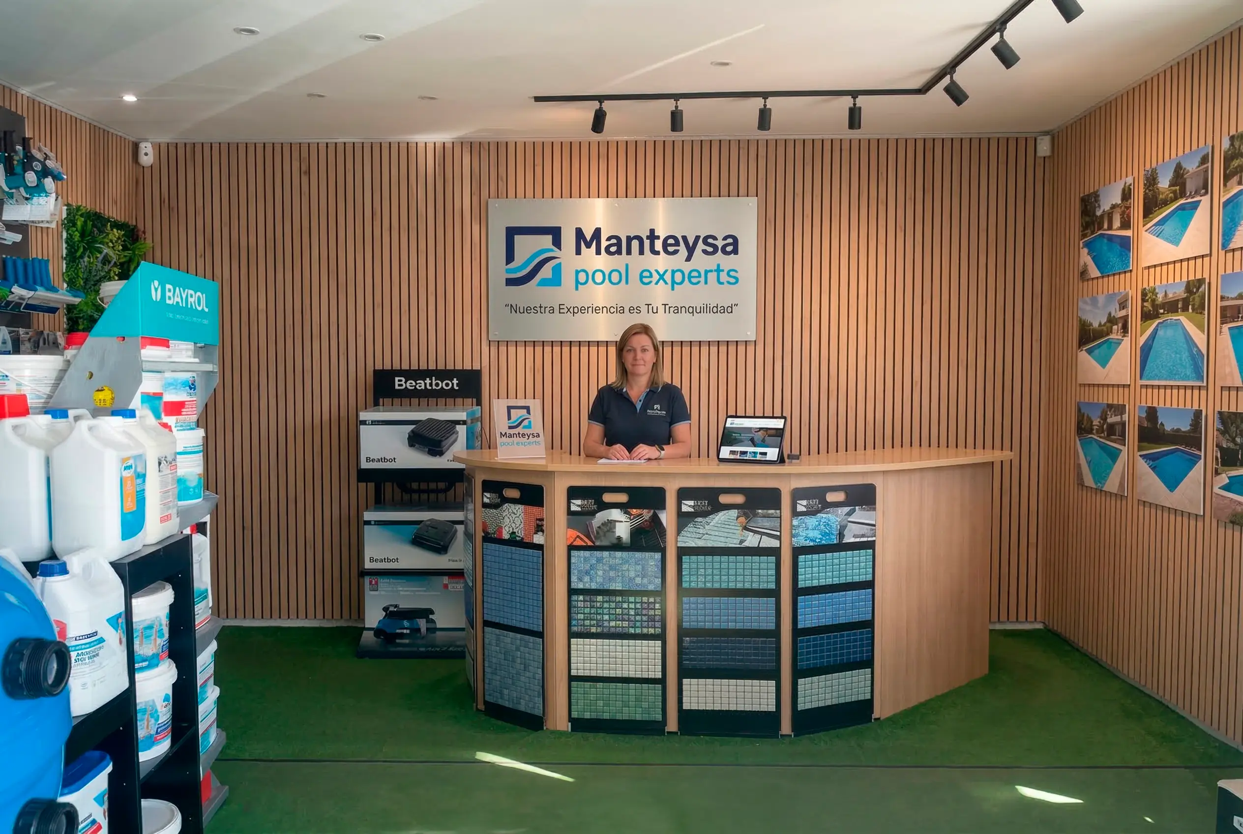Equipo de Manteysa en almac&eacute;n log&iacute;stico con estanter&iacute;as y stock de repuestos y accesorios para piscina